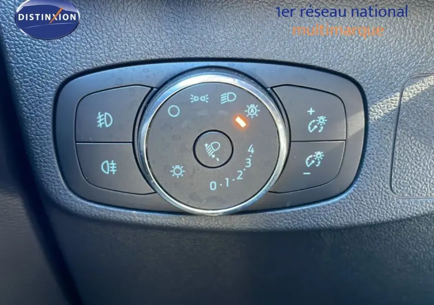 Commande des phares en gros plan sur tableau de bord noir d’une Ford Focus SW 1.5 EcoBlue 2024.