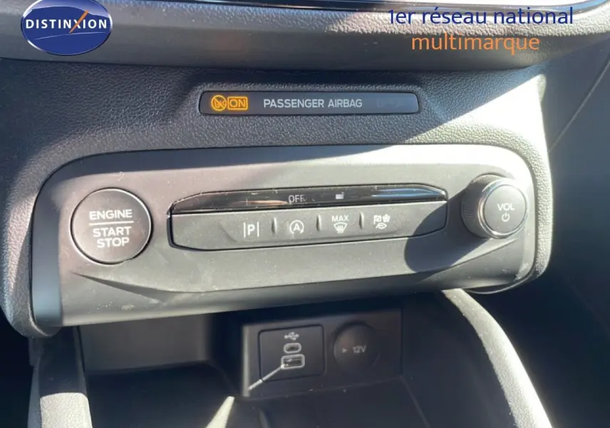 Détail de la console centrale noire de la Ford Focus SW 2024, avec bouton start/stop et commandes climatisation.