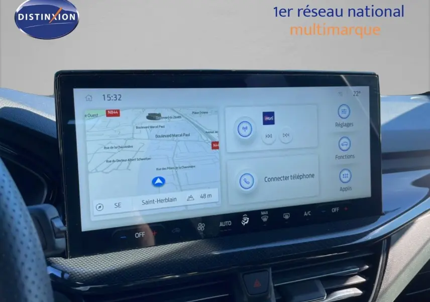 Vue intérieure du tableau de bord de la Ford Focus SW 2024, écran tactile large avec navigation et commandes digitales.