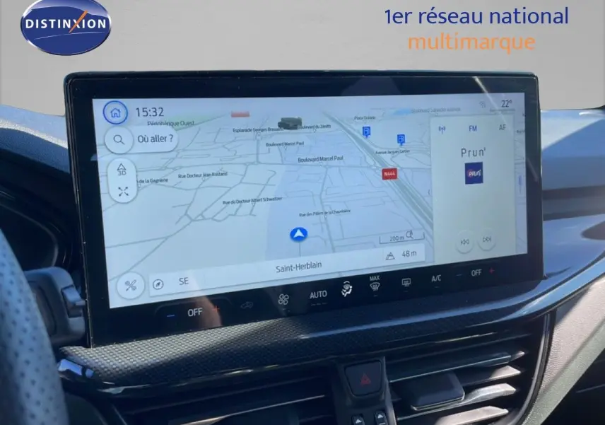 Écran tactile central affichant la navigation dans une Ford Focus SW 2024, intérieur noir avec volant partiel visible.