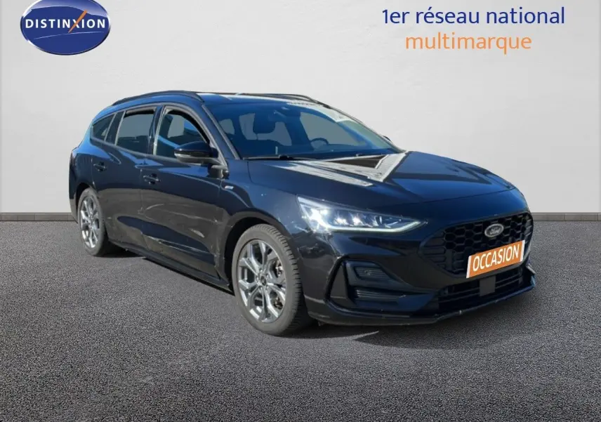 Ford Focus SW 2024 noir Agate Metal vue 3/4 avant droit avec calandre noire et jantes alliage.