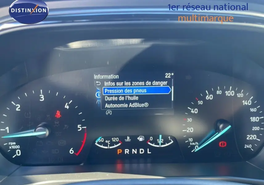 Tableau de bord numérique de Ford Focus SW 2024 noir, affichant la pression des pneus et indicateurs vitesse et régime moteur.