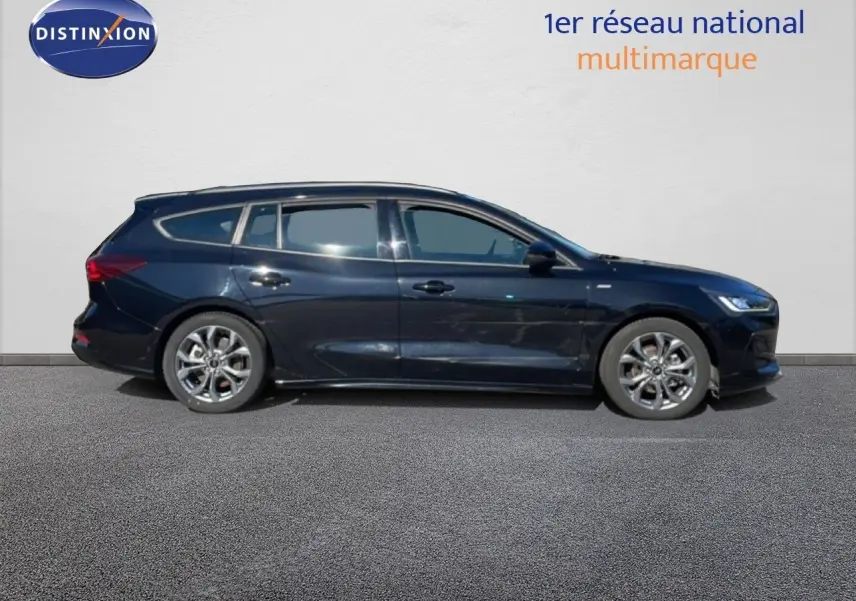 Vue de profil côté gauche d'une Ford Focus SW noire Agate Métal, version 2024 finition ST-Line avec jantes alliage.