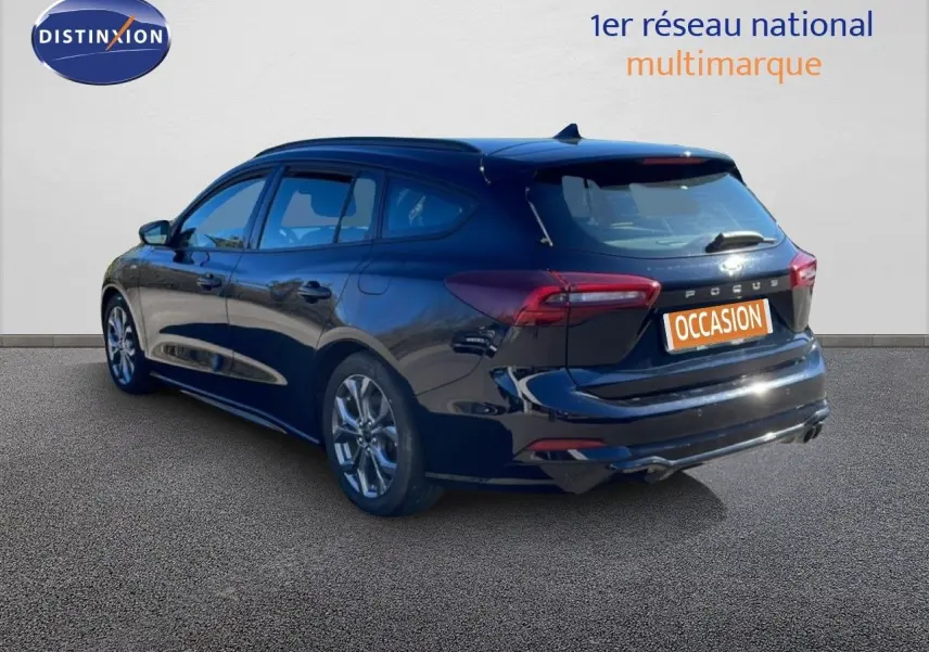 Ford Focus SW noir agate métal vue 3/4 arrière droit, break diesel 2024 avec jantes alliage et feux LED.