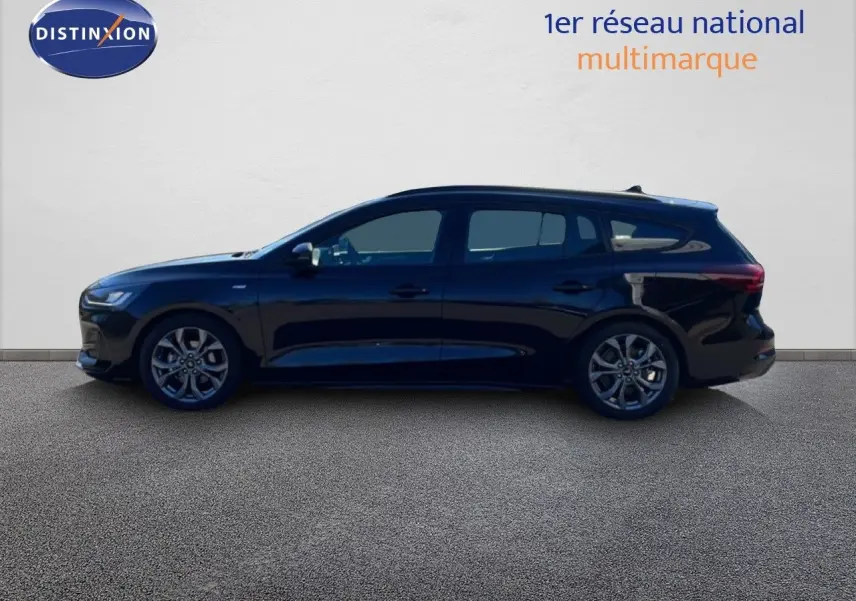 Ford Focus SW noir agate metal vue de profil côté gauche sur fond clair avec jantes alliage et toit ouvrant.