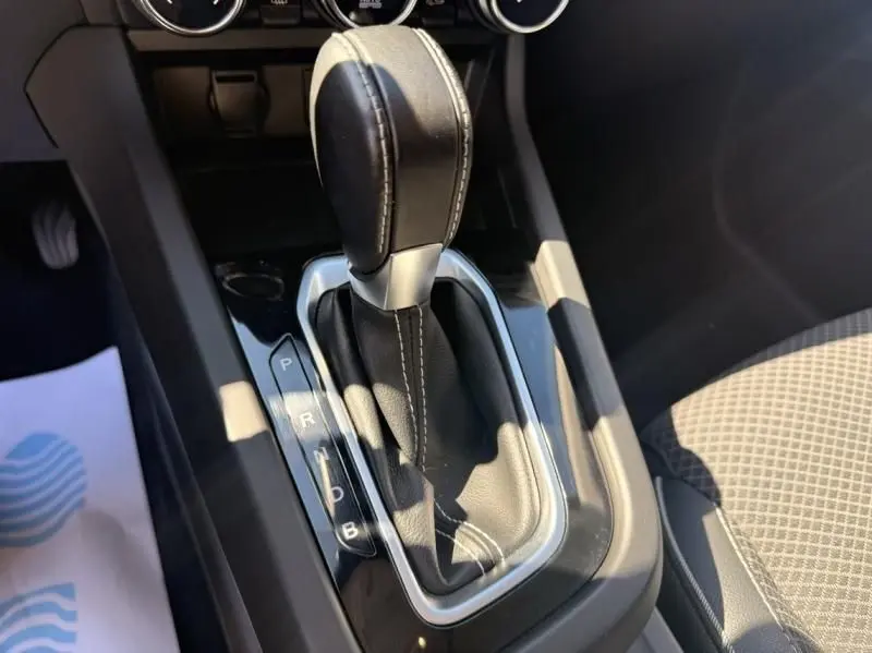 Le levier de vitesses automatique noir et argenté du Renault Arkana 2022, vue rapprochée de la console centrale.