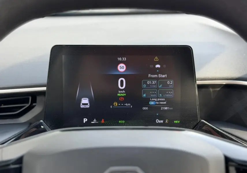 Vue rapprochée du tableau de bord numérique du MG3 1.5 Hybrid+ 195 Comfort affichant la vitesse et informations de conduite.