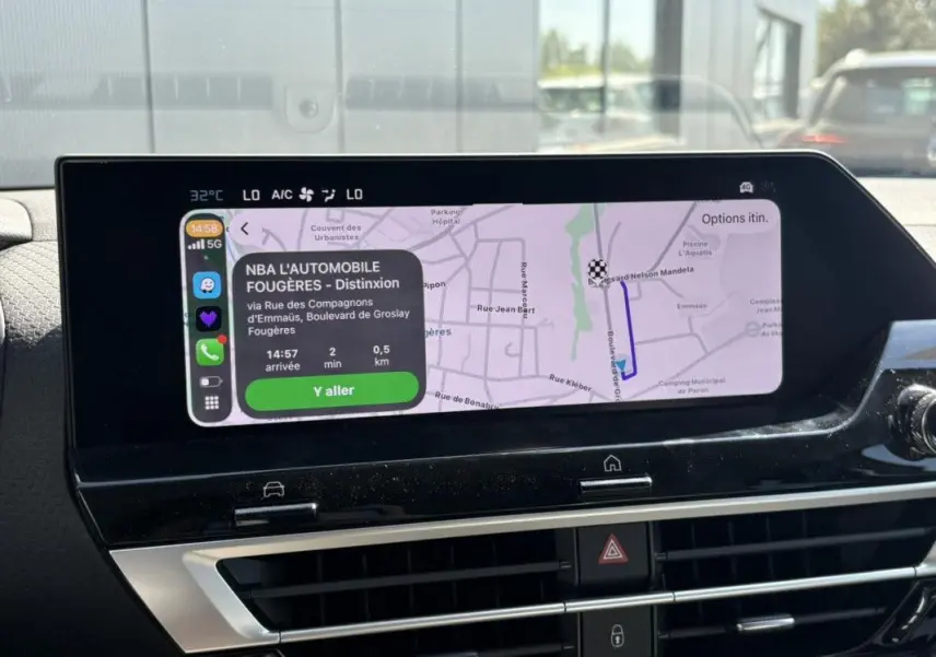 Écran tactile central affichant la navigation GPS dans l’habitacle d’une Citroën C4 hybride blanche, vue de face.