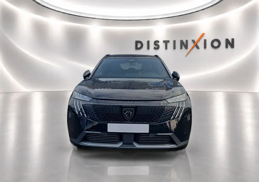 Peugeot 5008 Hybrid 145 GT noir vue de face, avec calandre distinctive et logo lion visible.