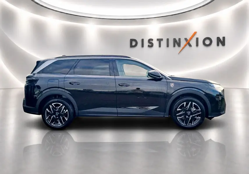 Profil droit du Peugeot 5008 Hybrid 145 GT e-dcs6 noir, avec jantes alu et vitres arrière surteintées, sur fond lumineux.