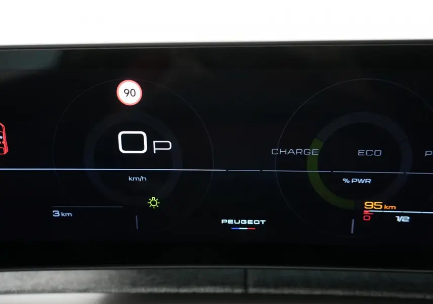 Affichage numérique du tableau de bord Peugeot 3008 hybride, avec vitesse à 0 km/h et autonomie de 95 km visible.
