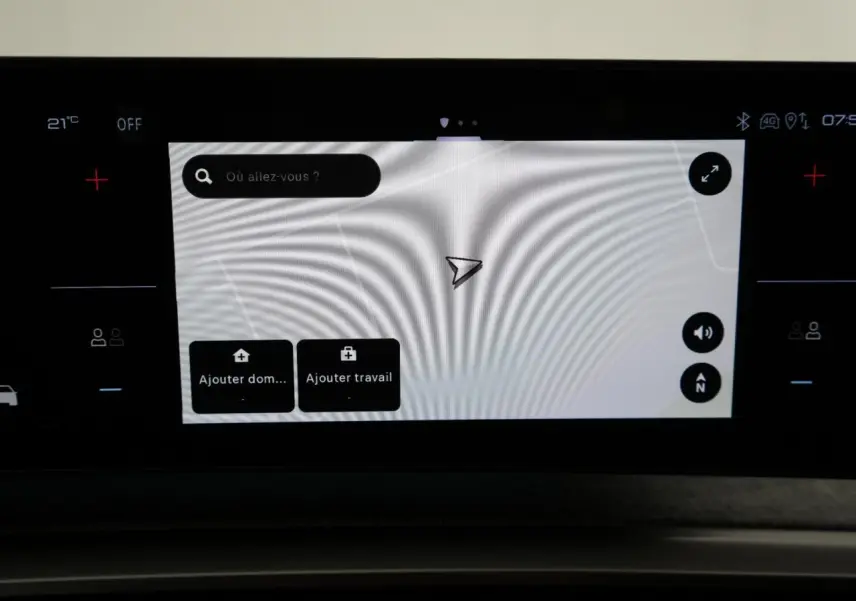 Écran tactile central du Peugeot 3008 2026 affichant la navigation avec options de destination, dans un intérieur sombre.
