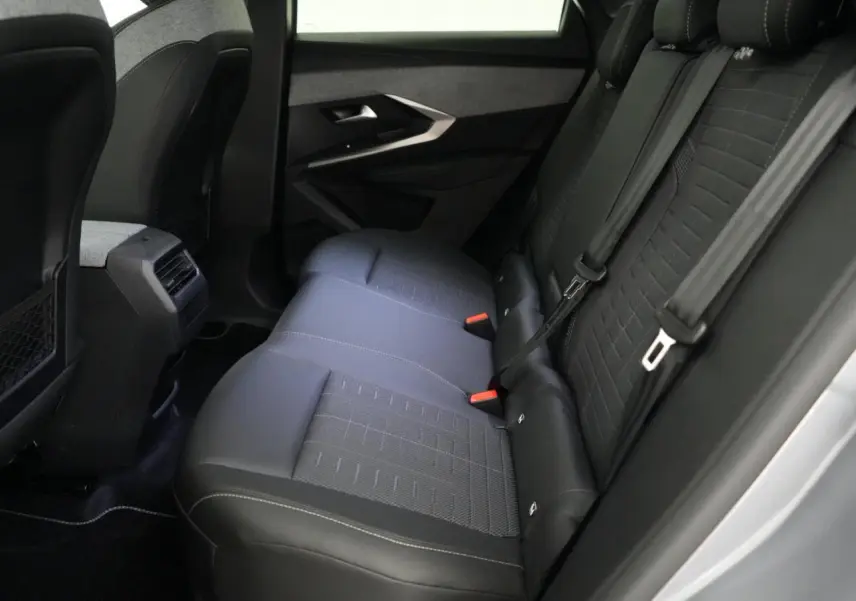 Vue intérieure côté droit des sièges arrière noirs avec surpiqûres blanches du Peugeot 3008 gris Artense 2026.