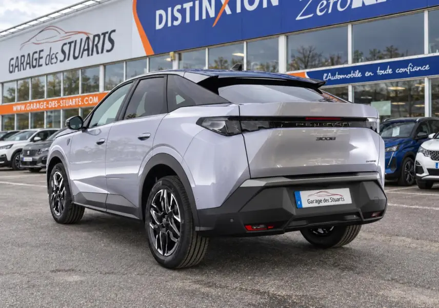 Peugeot 3008 gris Artense en 3/4 arrière droit, jantes alliage noires et feux arrière LED distinctifs.