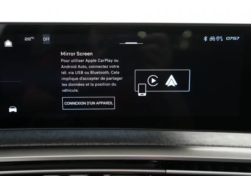 Écran tactile du tableau de bord du Peugeot 3008 Hybrid 2026 affichant l'interface Mirror Screen en intérieur.