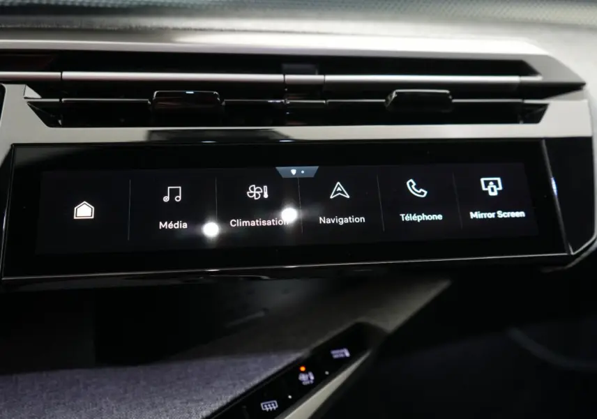 Écran tactile central du tableau de bord du Peugeot 3008 2026, affichant les menus Média, Climatisation, Navigation, Téléphone et Mirror Screen.