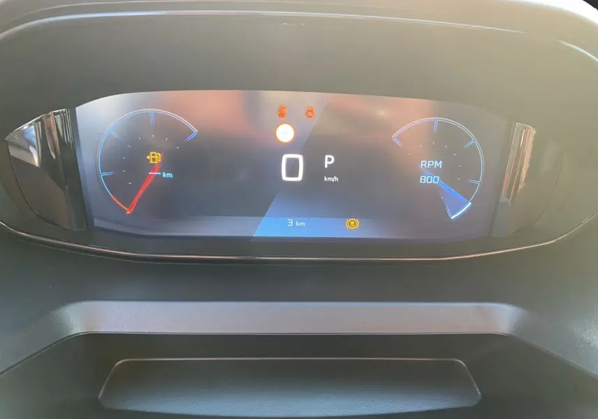 Vue rapprochée du combiné numérique du Peugeot Rifter 2025 affichant vitesse, compte-tours et alertes.