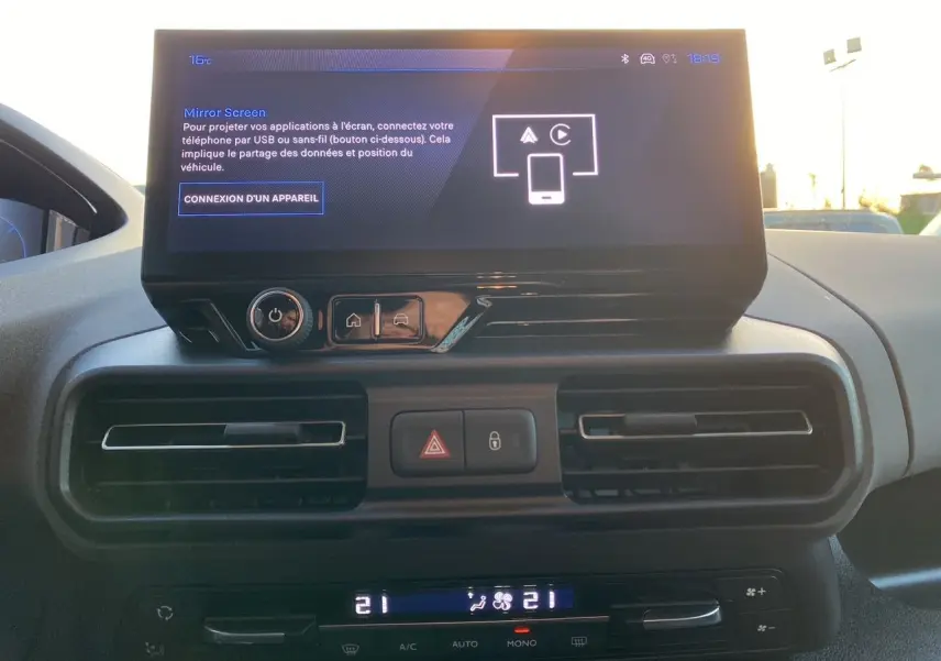 Vue rapprochée de l’écran tactile et de la console centrale du Peugeot Rifter 2025, affichage Mirror Screen visible.