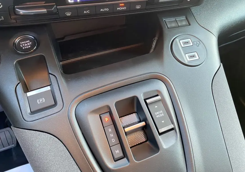 Gros plan sur la console centrale du Peugeot Rifter 2025, montrant la boîte auto et les commandes de mode de conduite.