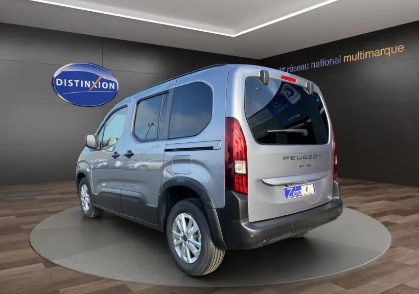 Vue 3/4 arrière droite du Peugeot Rifter gris acier avec vitres surteintées et jantes alliage 16 pouces.