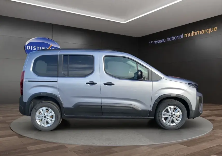 Peugeot Rifter gris acier vu de profil côté gauche, avec jantes alliage 16'' et portes coulissantes.