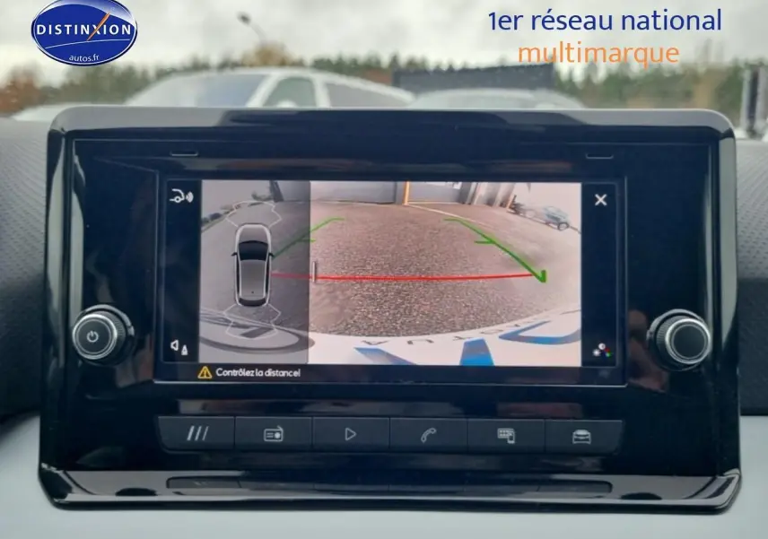 Écran tactile intérieur montrant la caméra de recul du SEAT Ibiza 2025 avec guidage de trajectoire coloré.