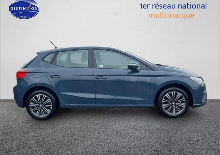 Profil droit d'une SEAT Ibiza 1.0 TSI 95 Copa 2025 bleu foncé avec jantes alliage 16 pouces design.