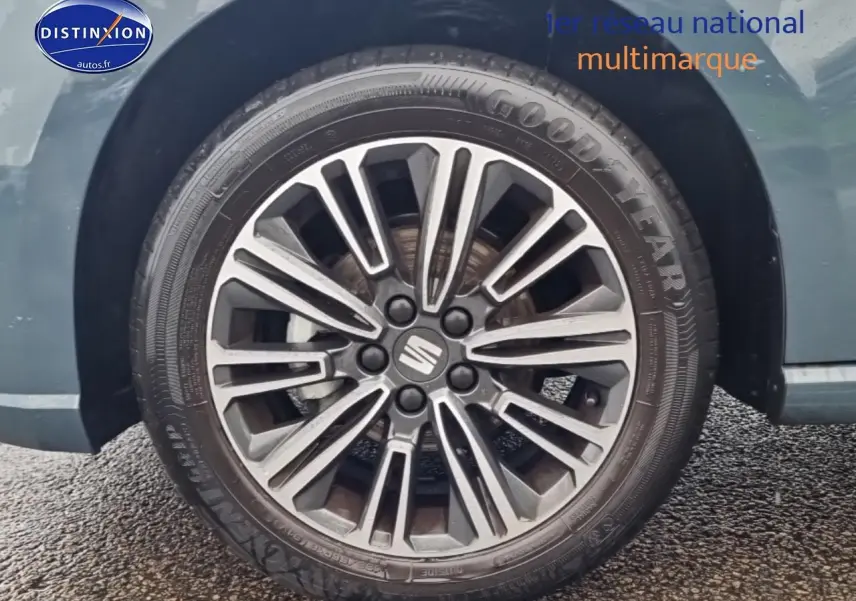 Gros plan sur la roue avant droite d'une SEAT Ibiza 2025 bleu clair avec jante alliage multibranches.