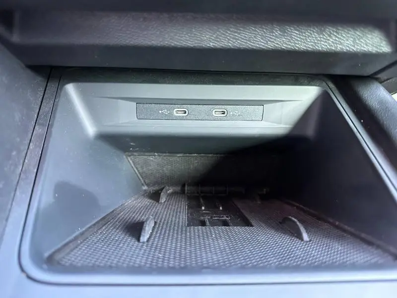 Gros plan sur la console centrale du CUPRA Formentor 2025, montrant deux ports USB-C intégrés dans un espace de rangement noir.