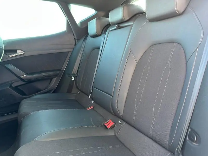 Vue intérieure côté droit des sièges arrière noirs du CUPRA Formentor 2025, avec appuie-têtes et ceintures visibles.