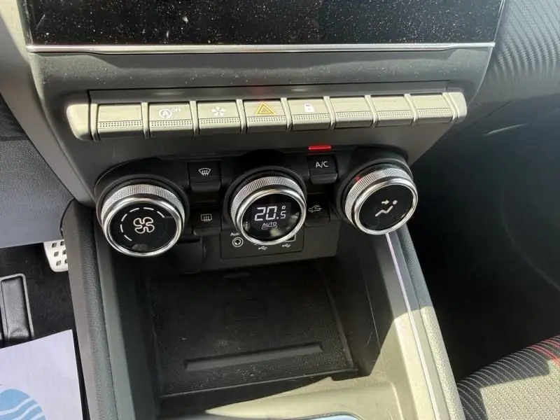 Vue rapprochée des commandes de climatisation de la Renault Clio V Rouge Flamme, avec réglage digital à 20,5°C.