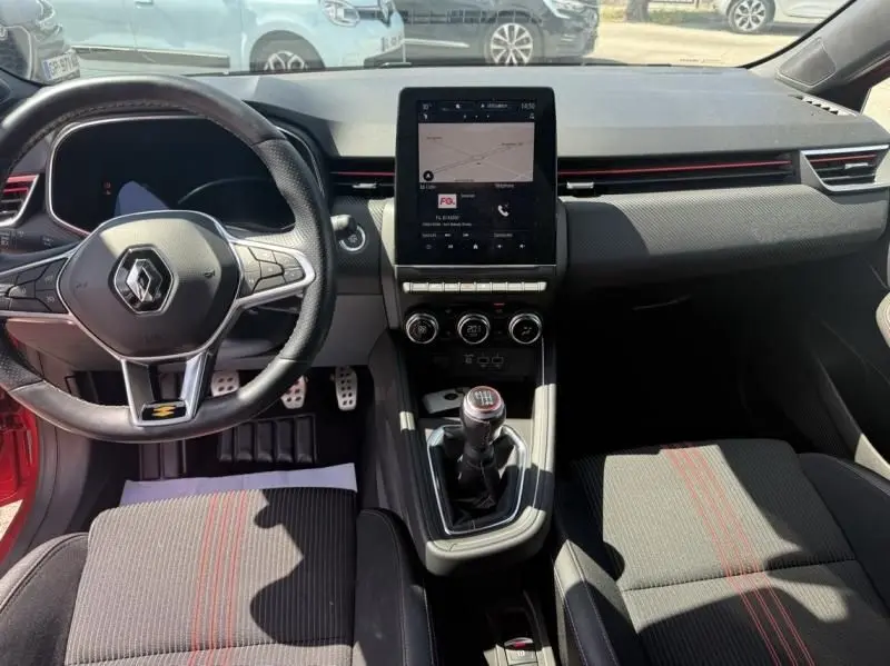 Vue intérieure de la Renault Clio V RS Line 2022, montrant le tableau de bord, volant et levier de vitesses manuel.