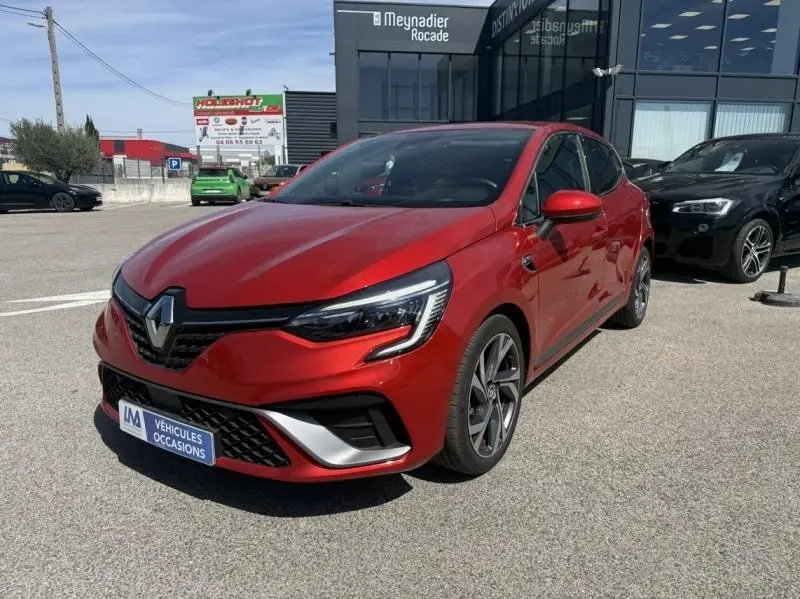 Renault Clio V 1.0 TCE 90 RS Line rouge flamme vue 3/4 avant, avec calandre noire et jantes alliage distinctives.