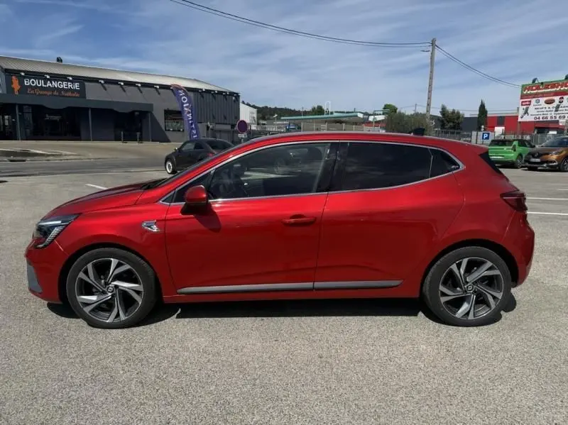 Profil droit de la Renault Clio V Rouge Flamme 2022, version RS Line avec jantes alliage distinctives.