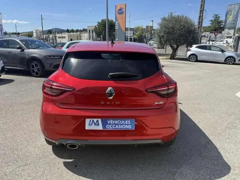 Vue arrière d'une Renault Clio V Rouge Flamme 1.0 TCE 90 RS Line de 2022 avec feux LED et sortie d'échappement unique côté gauche.