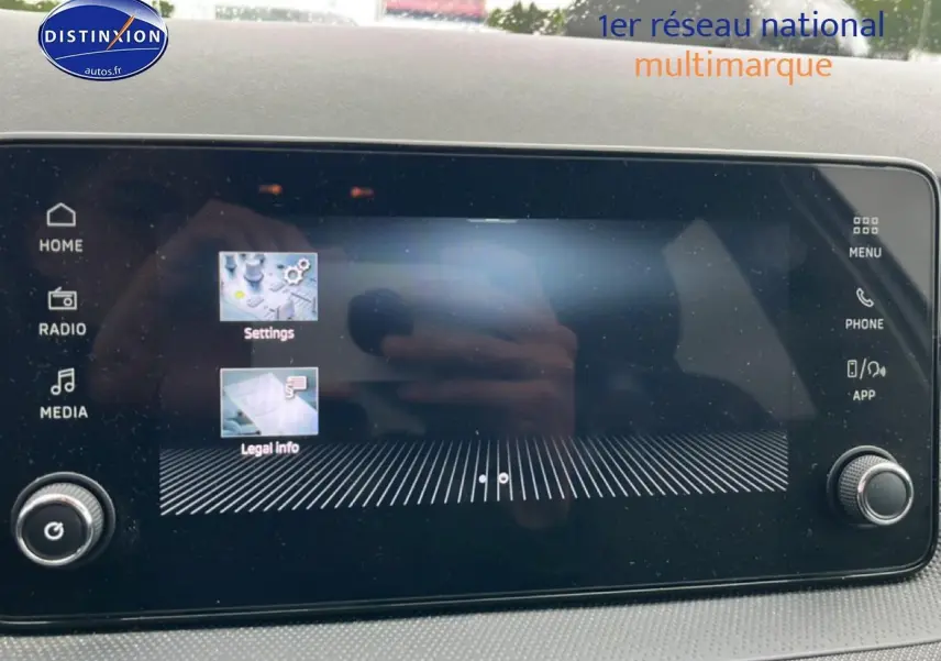 Écran tactile central de la Skoda Fabia blanche 2025 affichant les options de réglages et informations légales.
