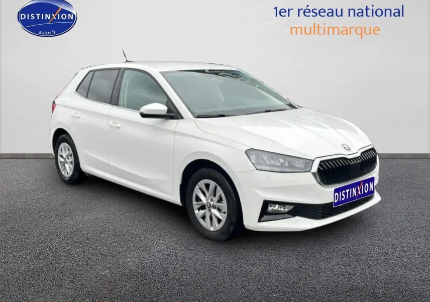 Vue 3/4 avant droite d'une Skoda Fabia blanche 2025 avec jantes alu et calandre noire distinctive.