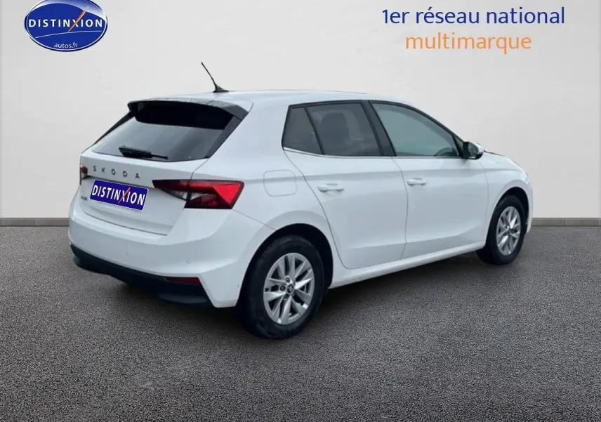 Vue 3/4 arrière droite d'une Skoda Fabia blanche 2025 avec jantes alu et vitres arrière teintées.