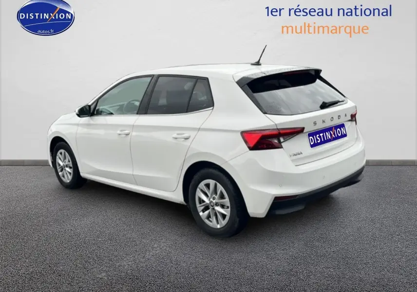 Vue 3/4 arrière droite d'une Skoda Fabia blanche 2025 avec jantes alu et feux arrière LED distinctifs.
