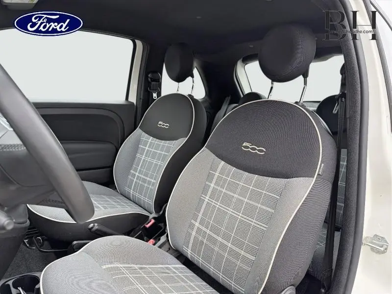 Vue intérieure avant de la Fiat 500 blanche, sièges tissu gris à motif carreaux avec logo 500 brodé.
