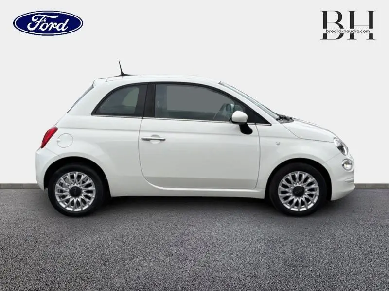 Vue de profil côté gauche d'une FIAT 500 blanche Bossa Nova Pastel avec jantes alliage et vitres teintées.