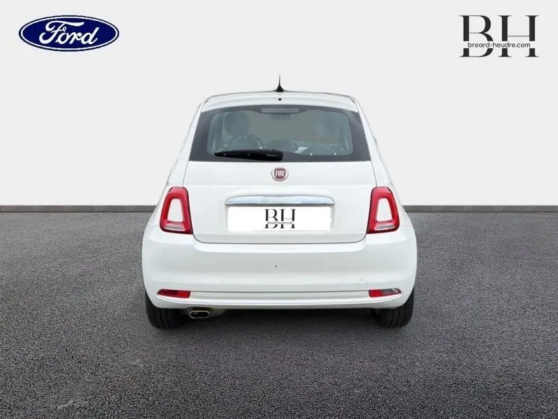 Vue arrière d'une Fiat 500 blanche Bossa Nova, avec feux arrière rouges et lunette arrière dégivrante.