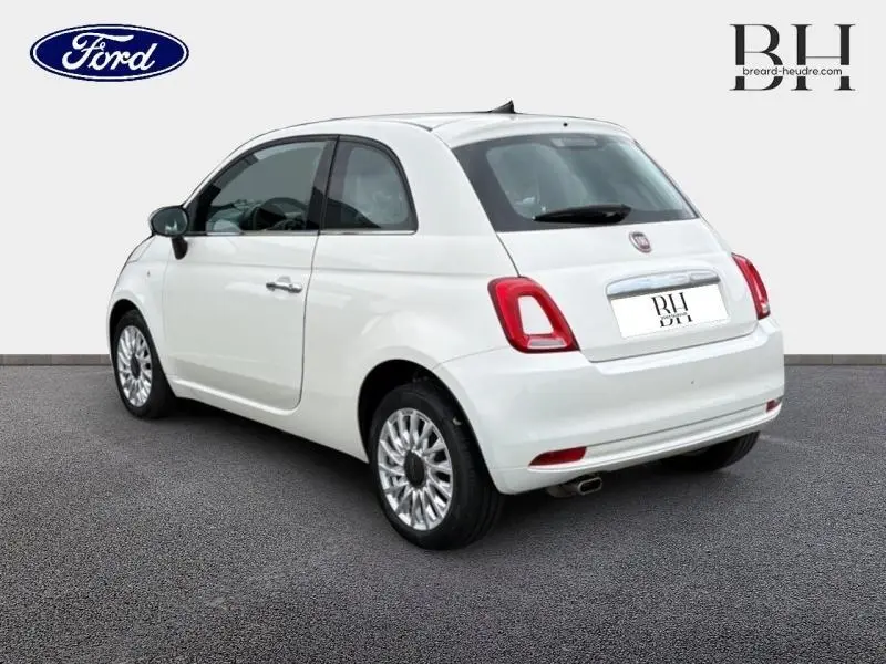 Vue 3/4 arrière droite d'une Fiat 500 blanche Bossa Nova avec jantes alu et feux arrière rouges.