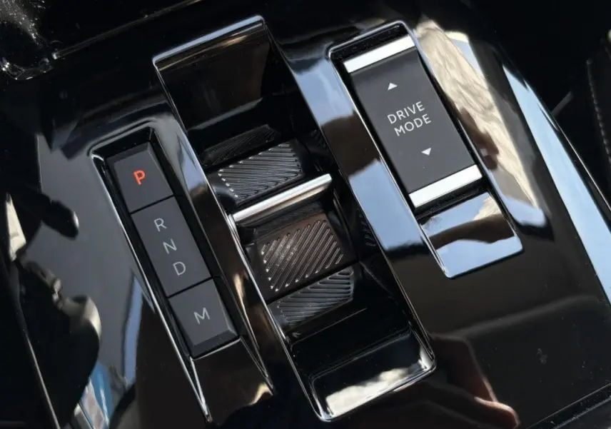 Vue intérieure frontale du tableau de bord noir de la Citroën C4 Hybrid 145 CH avec écran tactile et volant multifonction.