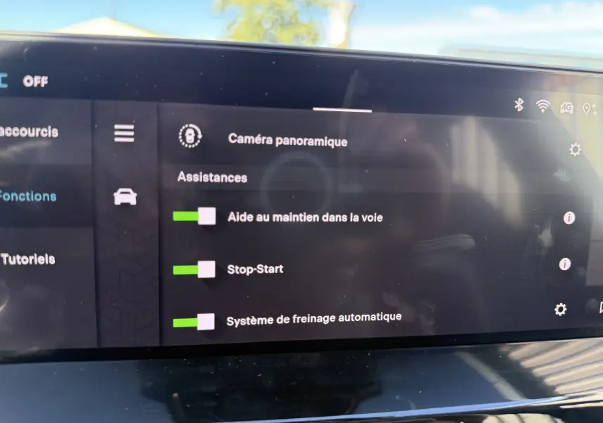Écran tactile intérieur de la Citroën C4 Hybrid 2025 montrant les options d'assistance à la conduite activées.
