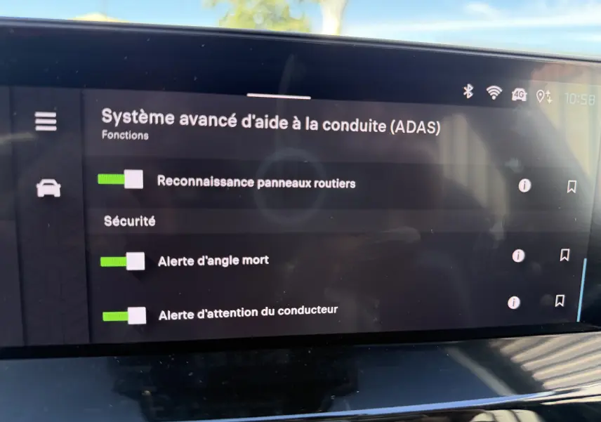 Écran tactile intérieur du Citroën C4 Hybrid 2025 montrant les options avancées d’aide à la conduite (ADAS).
