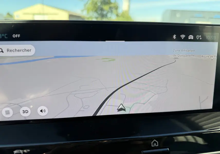 Écran tactile du système de navigation de la Citroën C4 Hybrid 145 CH, affichant une carte en mode 3D.