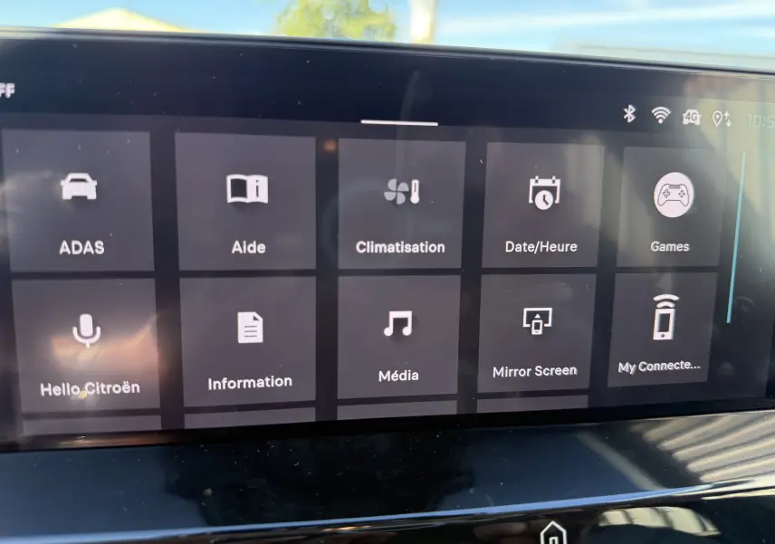 Écran tactile central de la Citroën C4 Hybrid blanc, affichant les menus ADAS, Climat, Média et Mirror Screen.