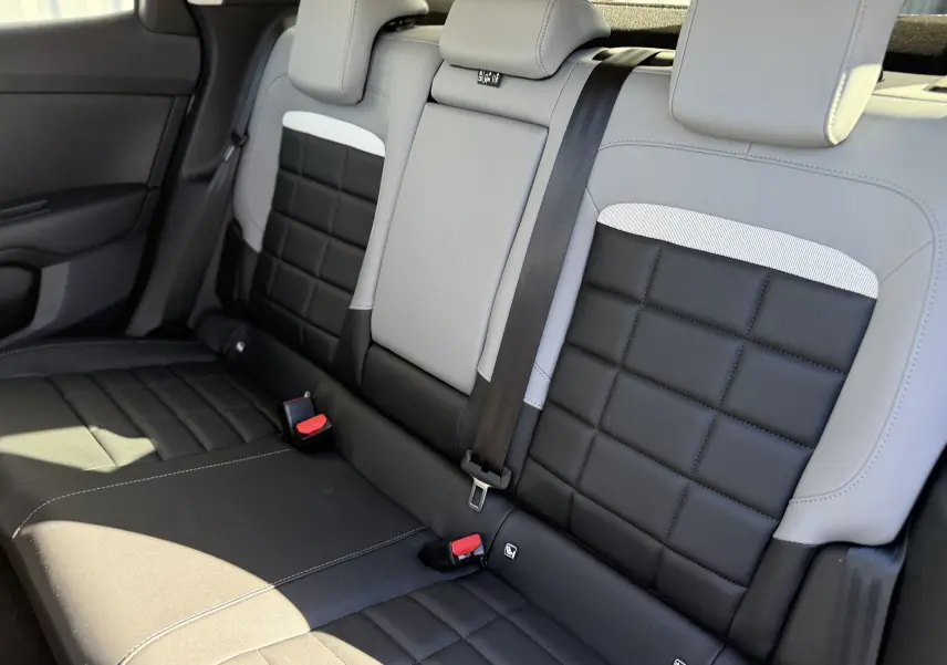 Vue intérieure de la banquette arrière bicolore noire et grise du Citroën C4 Hybrid 145 CH Max 2025.