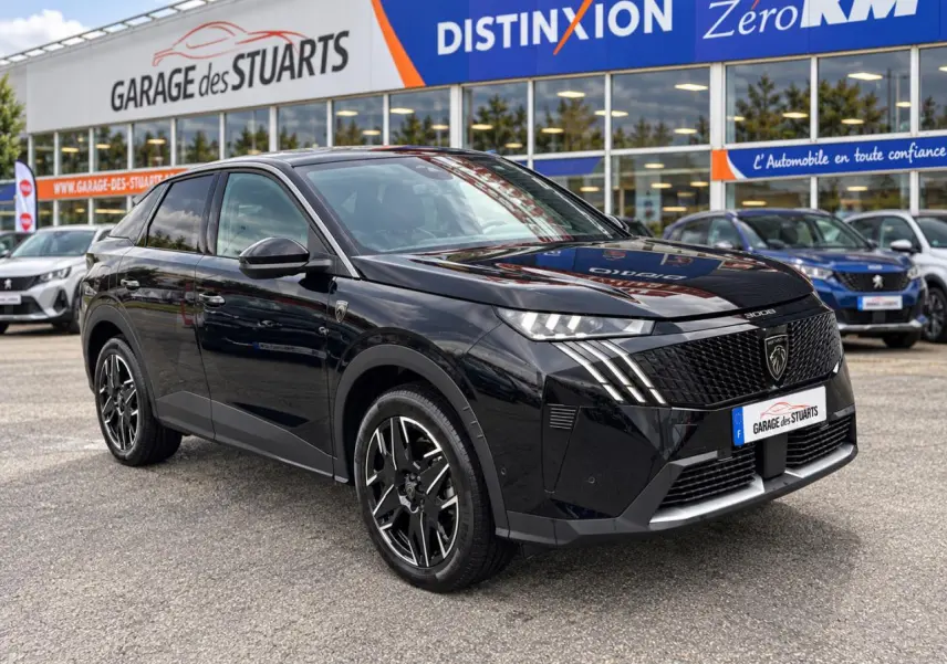 Peugeot 3008 noir Perla en 3/4 avant droit, avec calandre distinctive et jantes alliage 19 pouces diamantées.